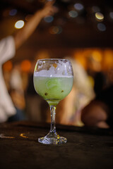 taça de caipirinha de limão em festa