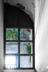 Finestra su muro vecchio