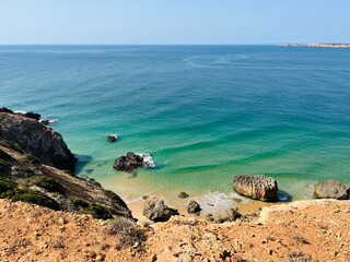 Fototapeta na wymiar rocky coast of the ocean, rocks at the ocean beach, ocean horizon