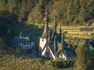 Lot nad Holicą w Krynicy-Zdroju popołudniu jesienią. Widok na cerkiew. © rogozinski