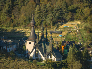 Lot nad Holicą w Krynicy-Zdroju popołudniu jesienią. Widok na cerkiew. © rogozinski
