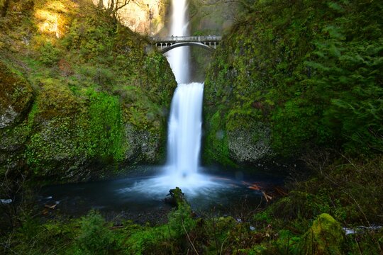 Stunning image captures the majestic beauty of Multnomah Falls, located in the state of Oregon