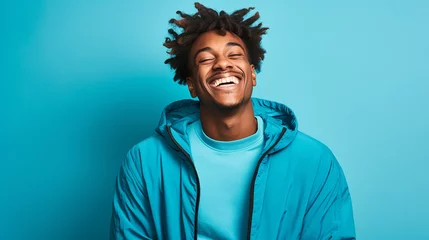 Fotobehang Mann lachend mit guter Laune und positiver Ausstrahlung vor farbigem Hintergrund in 16:9   © Laura