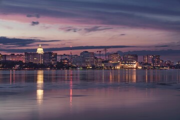 Fototapeta premium Cityscape of Madison during the sunset in the evening in Wisconsin