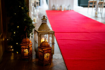 Moroccan lamps with candles on a wedding aisle