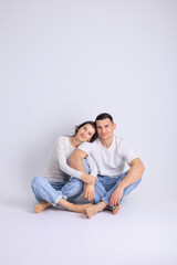 Fototapeta premium This captivating minimalist portrait features a couple in a quiet embrace, bathed in soft light.