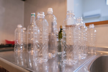 キッチンに置かれたたくさんのペットボトル