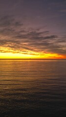 Obraz premium Stunning view of a beach at sunrise, with the sun glistening over the tranquil ocean