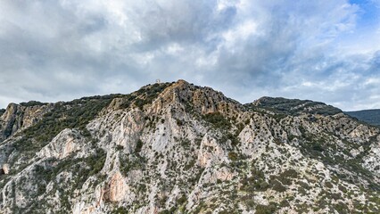 Fototapeta premium a very scenic and majestic looking mountain view with a cloudy sky