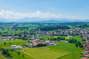 Die oberbayerische Gemeinde Bernbeuren am Auerberg im Luftbild