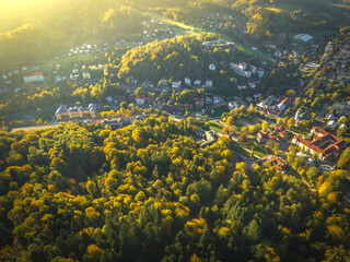 Fototapeta na wymiar Lot nad centrum Krynicy-Zdroju o zachodzie słońca jesienią. Piękne krajobrazy.
