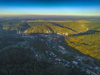 Lot nad centrum Krynicy-Zdroju o zachodzie słońca jesienią. Piękne krajobrazy.