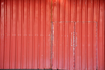 porta de metal vermelha 