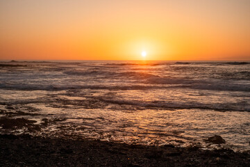 Paisaje anaranjado en la puesta del sol