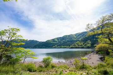 新緑のキャンプ場、初夏のバーベキュー場、湖畔のグランピング施設、