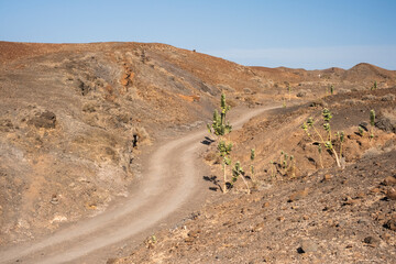 Carretera sin asfaltar entre montañas. Paisaje desértico. Fuerteventura, Canarias