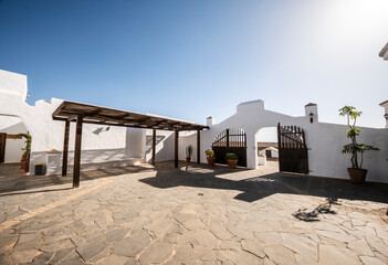 Patio de casa, entrada con puertas de madera. Casa de campo, Fuerteventura, Islas Canarias. Museo...