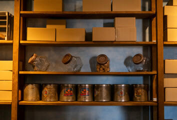 Estantería de madera ordenada