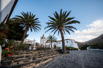 Betancuria, Plaza Santa María, Fuerteventura, Islas Canarias - obrazy, fototapety, plakaty