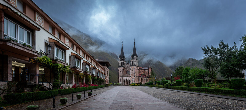 Covadonga, Asturias, Santina, Basilica, Espa&ntilde;a
