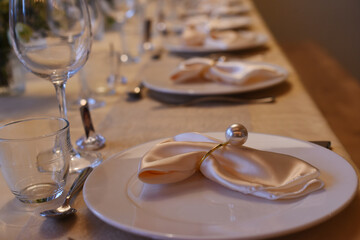 table dress&eacute;e avec jolie serviette