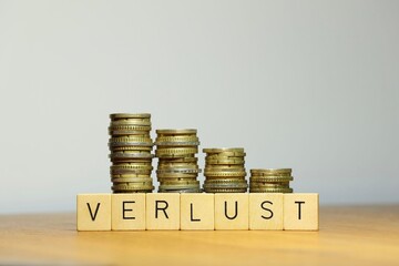 Geldverlust durch falsche Investition, hohe Preise, Inflation oder Bankrott, Geld und Preise...