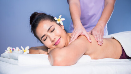 Obraz na płótnie Canvas Thai oil back and shoulder massage to young Asian woman