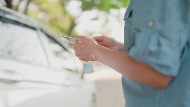 Woman uses the phone to call an insurance agent because of an accident or car breakdown. and searching for car repair shops while touring the countryside. Notify the insurance company through the appl