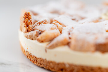 Tarte sucrée saupoudrée de sucre glace, gros plan
