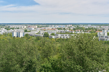 Fototapeta na wymiar Blick vom Kienberg auf den grünen Stadtteil Marzahn-Hellersdorf in Berlin