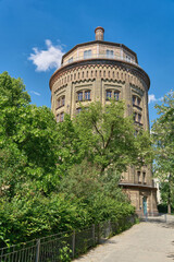 der älteste Wasserturm der Stadt Berlin, dicker Hermann, aus dem Jahre 1877, heute begehrter Wohnhraum im Stadtbezirk Prenzlauer Berg - 732657595
