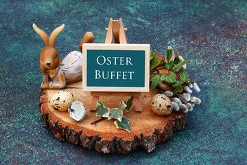 Osterdekoration mit dem Text Oster Buffet auf einer Kreidetafel.