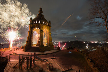 Kaiser-Wilhelm-Denkmal während Silvester mit Feuerwerk, Porta Westfalica, Deutschland