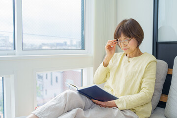 手帳でスケジュールを確認する女性