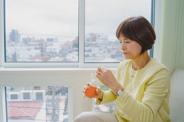 薬をボトルから取り出すシニア女性