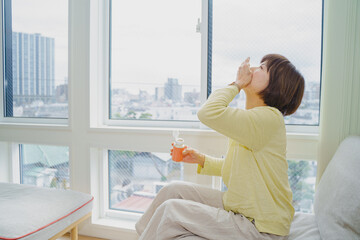 薬をのむシニア女性