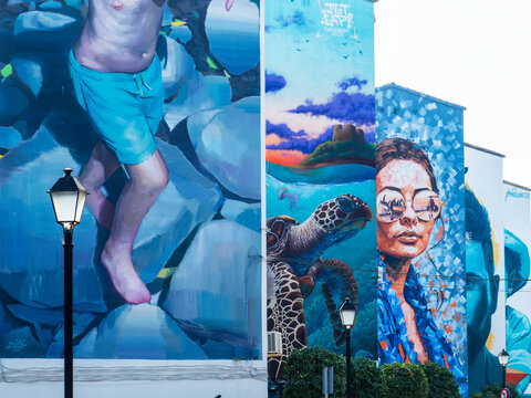 Fuengirola, M&aacute;laga, Espa&ntilde;a. Grafitis de diferentes autores en las fachadas de los viejos edificios del barrio del Boquetillo formando el Paseo de los Murales