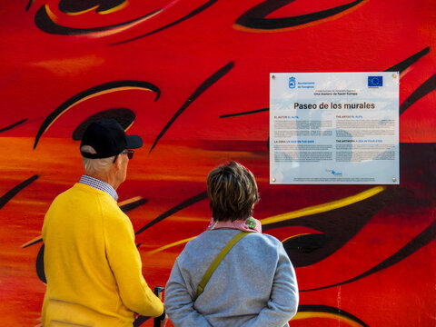 Fuengirola, M&aacute;laga, Espa&ntilde;a. Grafitis de diferentes autores en las fachadas de los viejos edificios del barrio del Boquetillo formando el Paseo de los Murales