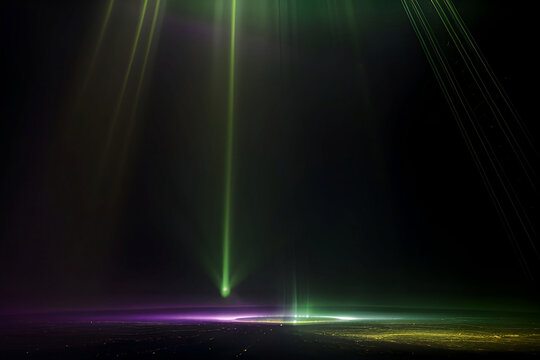 Una fotografía de una luz verde asimétrica estalló en un hermoso rayo abstracto.