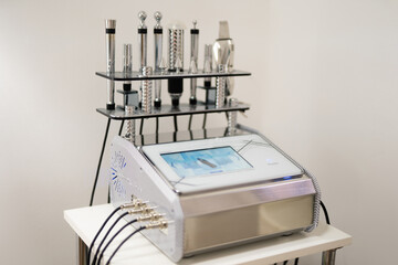 Cosmetology device for facial care with many nozzles