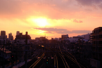 都市の夕暮れ。兵庫県神戸市のJR摂津本山駅で撮影