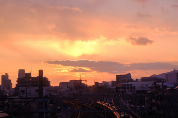 Fototapeta na wymiar 都市の夕暮れ。兵庫県神戸市のJR摂津本山駅で撮影