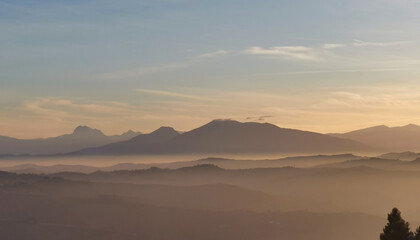 Nebbia e sole avvolgono le montagne
le coliine e le valli