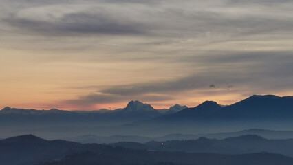 Montagne azzurre e valli al tramonto