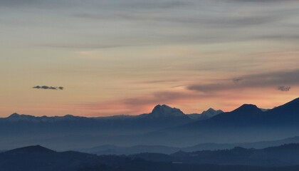 Montagne azzurre e valli al tramonto