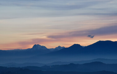 Montagne azzurre e valli al tramonto