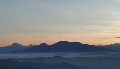 Montagne azzurre e valli al tramonto