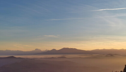 Nebbia e sole avvolgono le montagne
le coliine e le valli 
