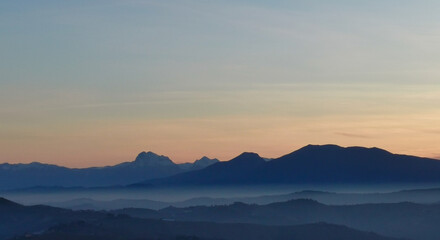 Montagne azzurre e valli al tramonto