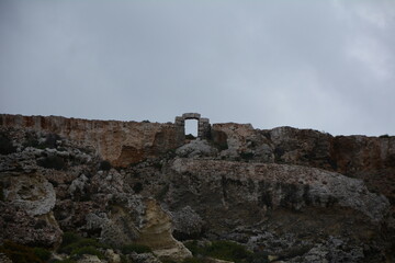 Ancienne porte sur une falaise